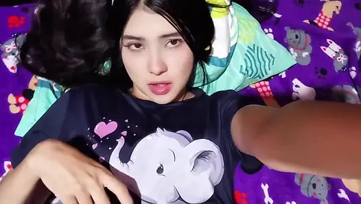 Kolombiyalı kız porno film izlerken tek başına mastürbasyon yapıyor ve inliyor