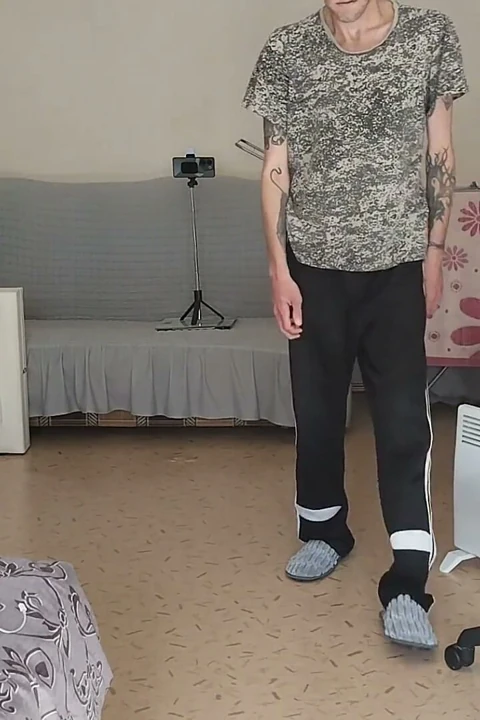 Hizmetçiye yarak gösterdim ve sikişmeye hazır