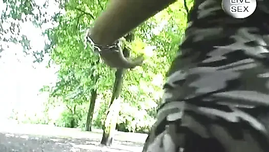 Sıska esmer dildo damlayan ıslak amcığını genişletiyor