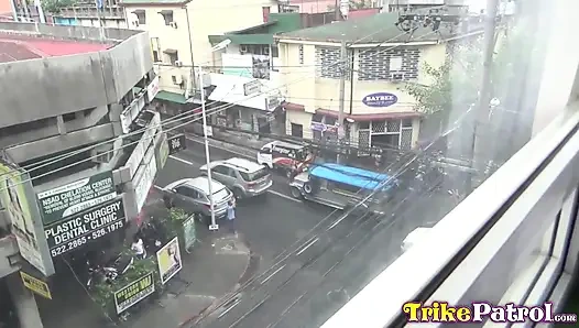 İnce Asyalı kedicik sikiliyor