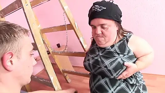 Kıllı ve şişman olgun cüce sikileceği için şanslı oluyor