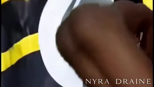 Sperme aç Ugandalı sürtük dolu prezervatifle oynuyor