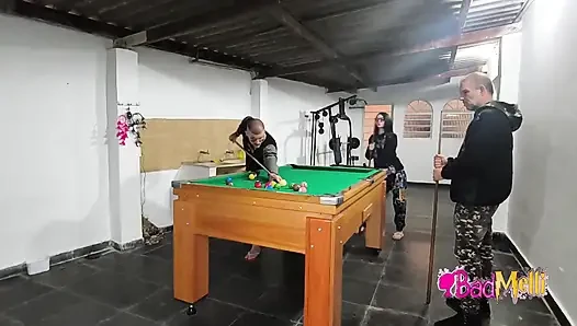 Erkek arkadaşım ve kayınpederimle çıplak bilardo oynuyordum