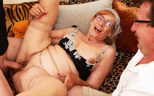 Aldatılan nine kocasının önünde sikiliyor