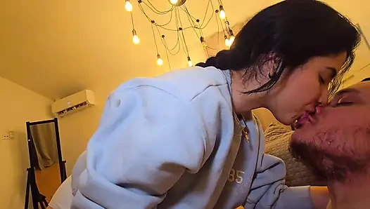 Üvey kardeşim, bahse girmek için onunla bir porno video kaydetmem için bir iyilik istedi.... Ona bunu söylüyorum