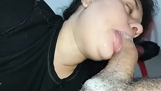 SERT YARAĞıNıN SAPıNDA GERGIN KÜÇÜK AĞZıNı SALLıYOR