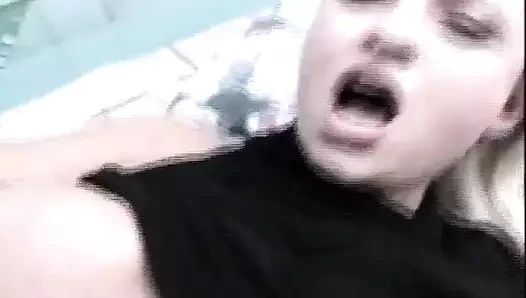 Çarpıcı ateşli sarışın Bobbi Eden arka bahçede büyük bir yarakla derinden sikiliyor