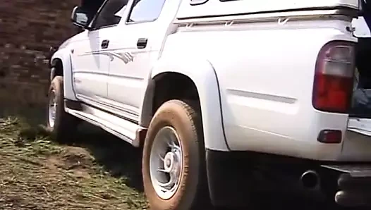 Siyah Alman genç kız doğada büyük yarağa biniyor