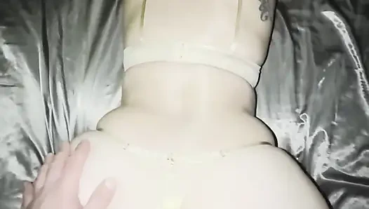 Mutlu yıllar, Asyalı genç kız domalarak sikiliyor ve sonunda dölleniyor