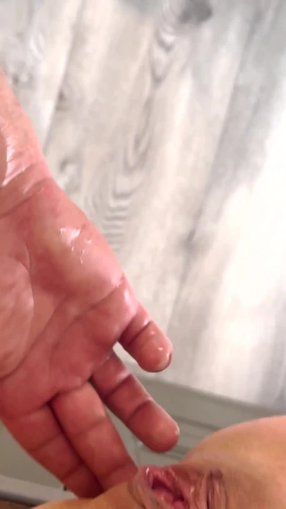 Gerçek aldatma! Evli orta yaşlı seksi kadın kocası için bir video filme alırken bir yabancı onu her iki delikten de sikiyor | Klip 3