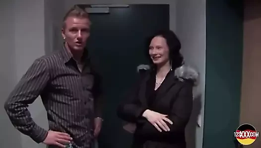 Dövmeli Alman kadın ağzını dolduruyor