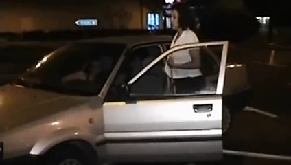 Fransız kız park etmiş bir arabanın yanında işemek