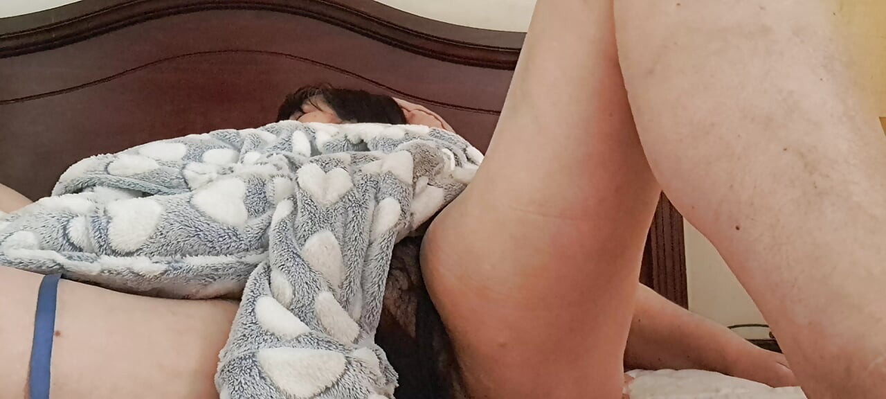 Komşum kıllı ve ıslak deliğimi görmek istiyor