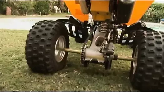 Yaramaz mocha floozie dörtlü bisiklette sevişmek için hayır diyemiyor