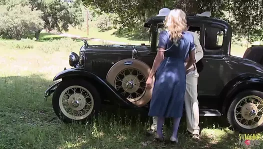 Sarışın bir bayan açık havada onu baştan çıkardı ve seksi iç çamaşırıyla yarağına bindi