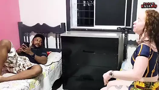 Genç kız ilk kez adamın içine boşalmasına izin veriyor ve götüyle yarak üzerinde oturuyor