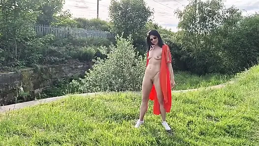 Çıplak açık havada ve işiyor