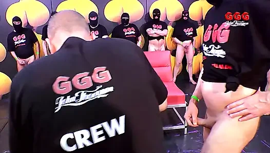 Sarışın genç kız sakso çekmeyi ve ggg john thompson'ı yutmayı seviyor