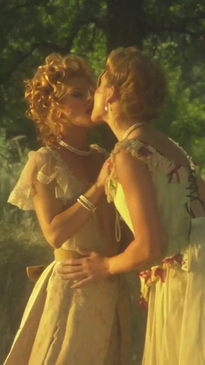 Мощный момент из "Эротической лесбийской романтики страстно в дикой природе"