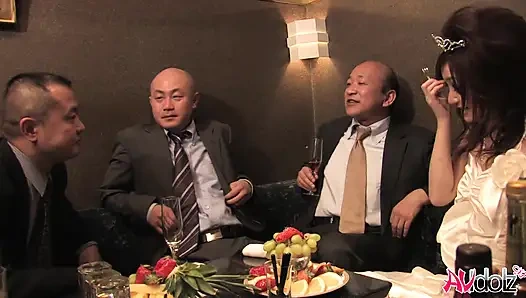 Japon kadın Rui Yazawa bir barda sansürsüz iki emiyor.