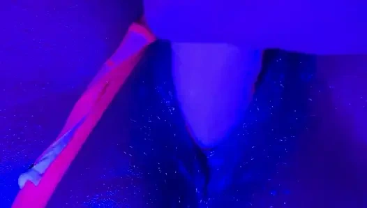 Zenci tanrıça sızdırıyor: neon tanga ve dildo fışkırtıyor