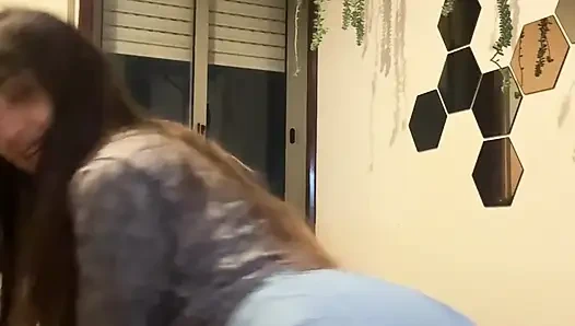 Yaramaz kız arkadaş görüntülü görüşmesi - erkek arkadaşımın boksörlerini azdırıyor (İspanyolca altyazılar)