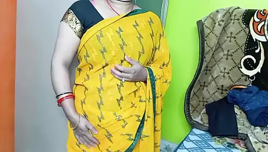 Güzel evli kadın sarı sari giyiyor