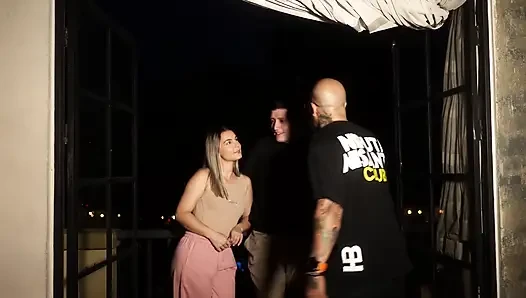 Babam bizi yalnız bıraktığında erkek arkadaşımı minyon yapıyorum