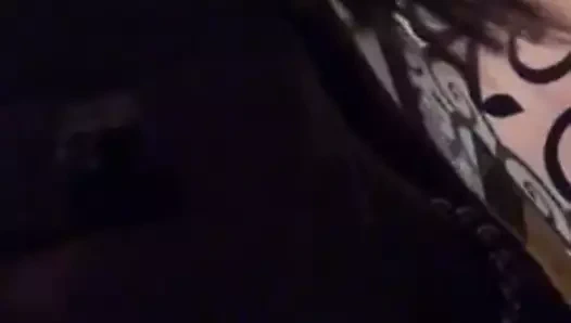 kız arkadaşı halka açık deldi meme uçları gösterir