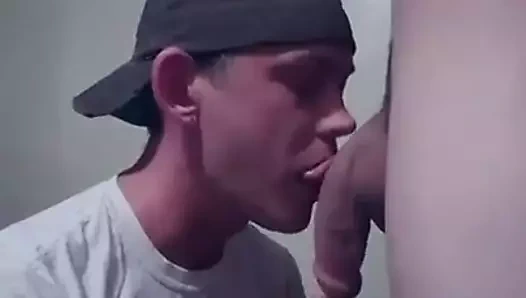 Hungitalianstallion büyük bir yarağa tapıyor - gırtlağına kadar alıyor