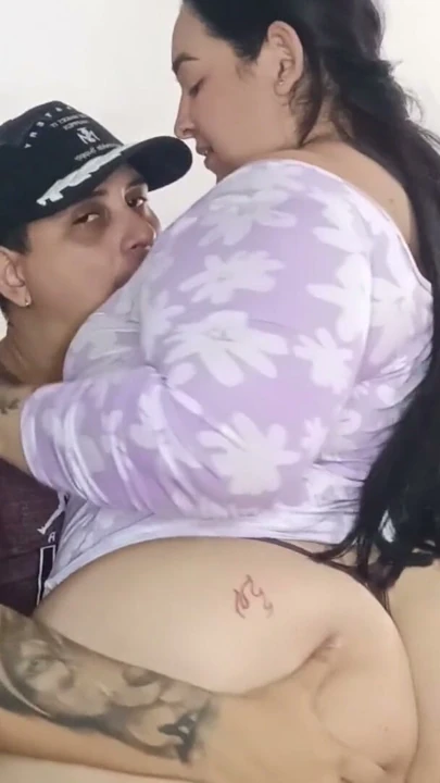 Güzel kalçalı ve güzel yüzlü seksi tombul kız kapıcı tarafından sikiliyor | Bölüm 1