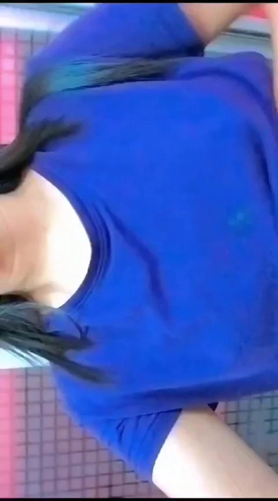 Seksi kız göğüslerini görüntülü görüşme gösteriyor