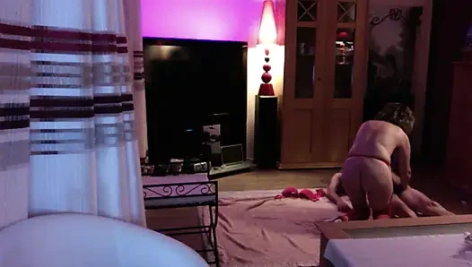 Büyük memeli Alman fahişe Mariolitta yaşlı adamla sert sikiliyor