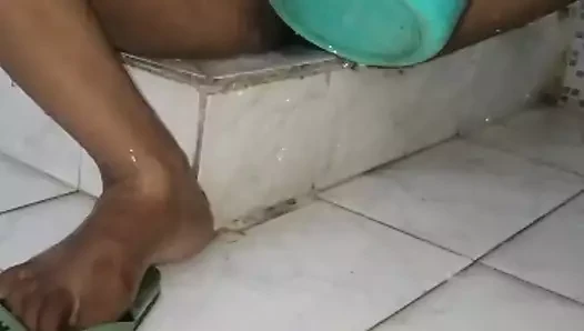 Hintli kadın banyoda sikişmeden önce amını tıraş ediyor - tamamen çıplak seks