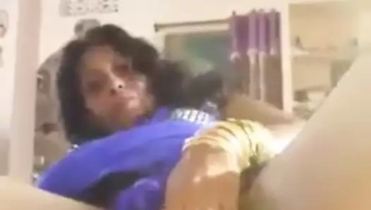 Ahchai vücudunu gösteriyor 53