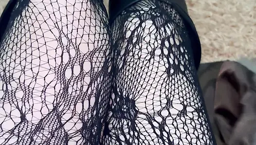 Seksi çoraplı ve çizmeli bacaklarımla oynuyorum