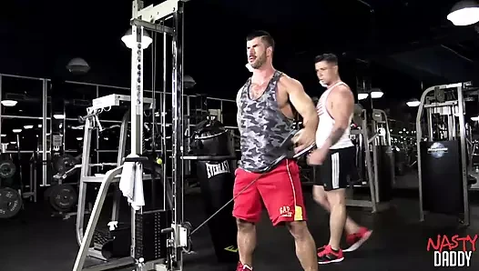 Edepsiz baba fit Adam Killia yarağı Trenton Ducati'nin götüne sürtüyor