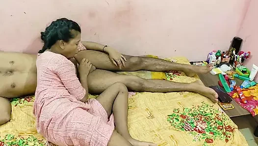 Reetu yenge alon evde ve sikişmek ve seks yapmak için odama geliyor