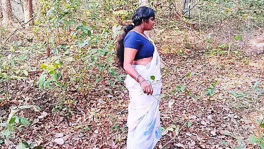 Desi açık havada ormanda sikişiyor. Üvey anne ve üvey oğlu ormanda sert sikişiyor. Telugu edepsizce konuşuyor.
