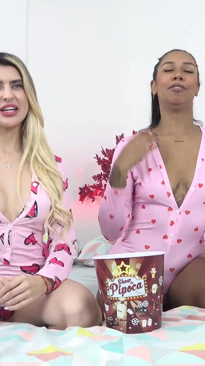 Lola ve Martina'nın pijama partisi tutku patlaması