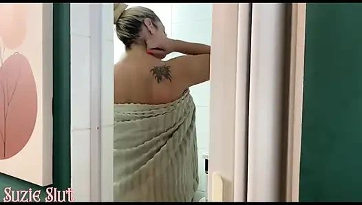 Yaramaz üvey anne üvey oğluna tüm vücudunu yağlaması için güç veriyor ve götünü gerçekten ateşli sikiyor