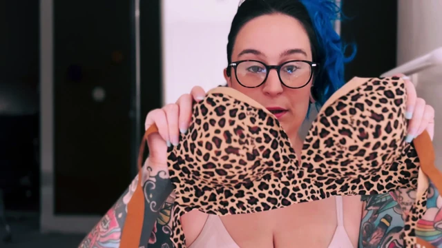 Seksi SHEIN iç çamaşırı deneyen kıvrımlı İngiliz MILF, dövmeli ve iri göğüslü