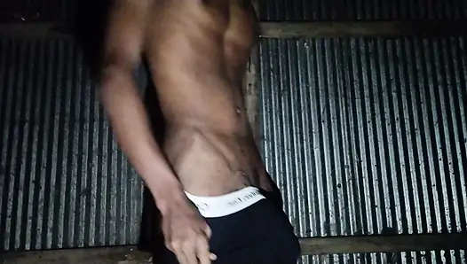 Oğlan büyük yarağını sikiyor ve boşalıyor