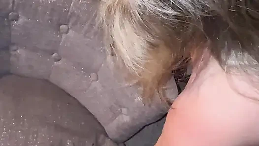 Evli kadın yarak emiyor ve götünü sikiyor