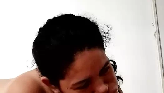 Güzel kız arkadaş gırtlağına kadar alıyor