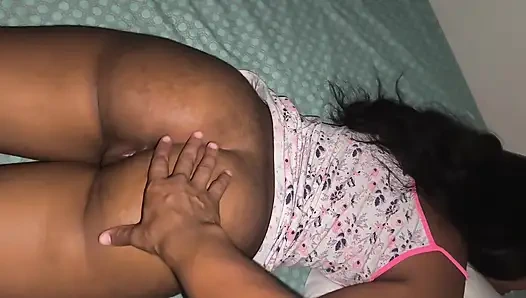 Eski sevgilisiyle sohbet ediyor ve bu fırsatı değerlendirip onu sikiyorum