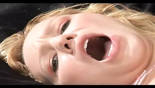 Liv wylder oyuncağını seviyor