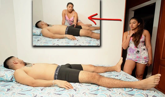 Azgın üvey kız kardeşim odama geliyor, çünkü amına boşalmak istiyor!