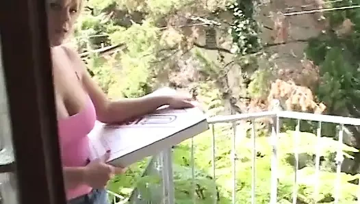 Edepsiz sarışın piliç yatağında büyük bir yarak emiyor