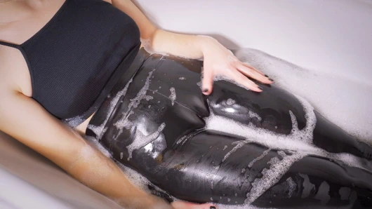 Ateşli üvey kız kardeş deri taytlı ıslak deve toynağıyla azdırıyor